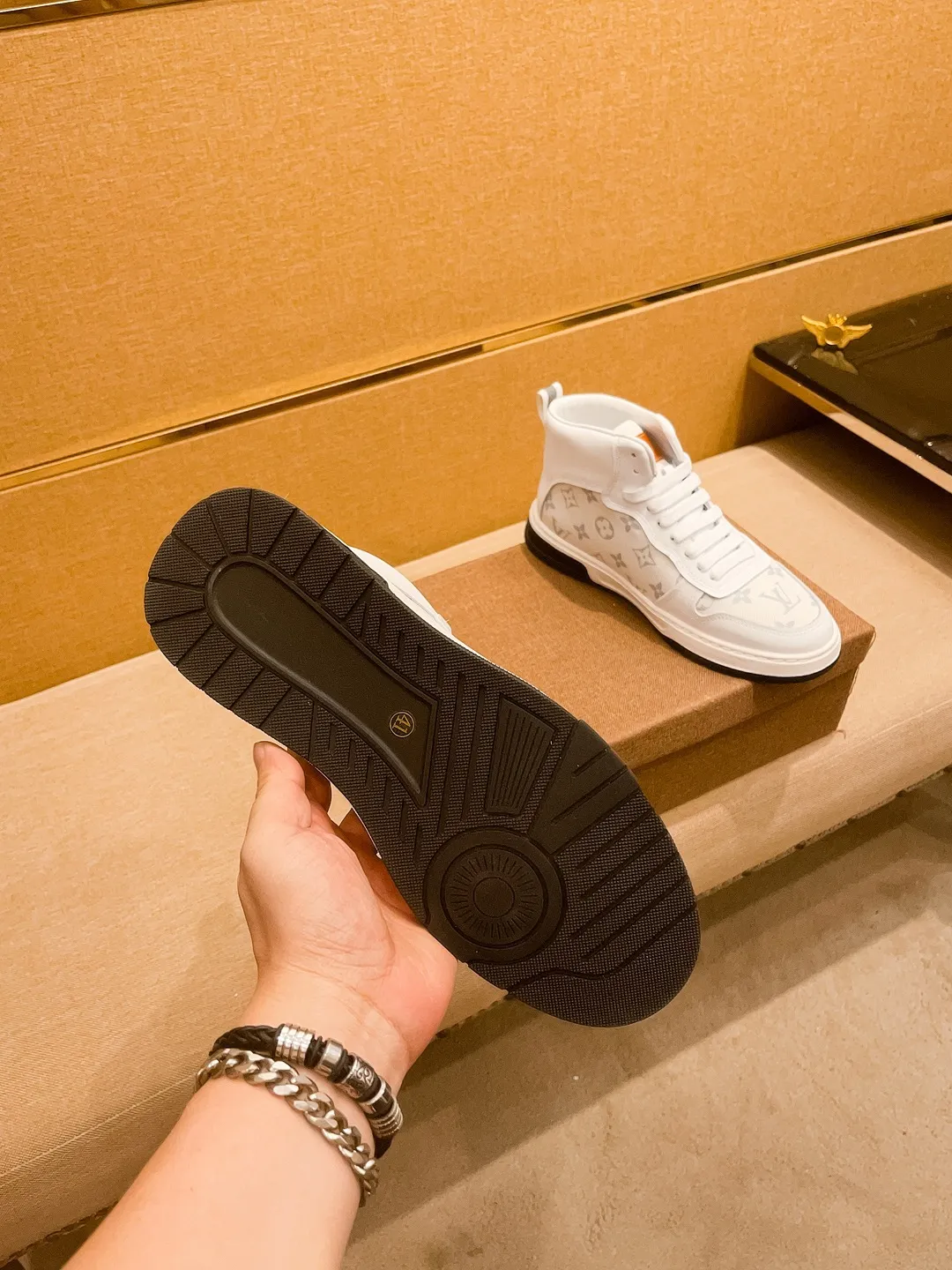 Men's shoes 💰 440💰【 LV 】🔥 Louis Vuitton, high-end men's shoes brand, official website 1:1 latest masterpiece: the upper is made of first-layer cowhide imported from Italy with a comfortable and breathable lining➕original non-slip and wear-resistant outsole🔥, making walking more convenient and comfortable! An exclusive new model, a stunning work, a beautiful 1:1 replica [color] compared to the official quality! Create a fashionable personality to set off your uniqueness! A must-have for trendy men! Classic🔥Size: 38-44 Color: 🔥Multiple colors available🔥